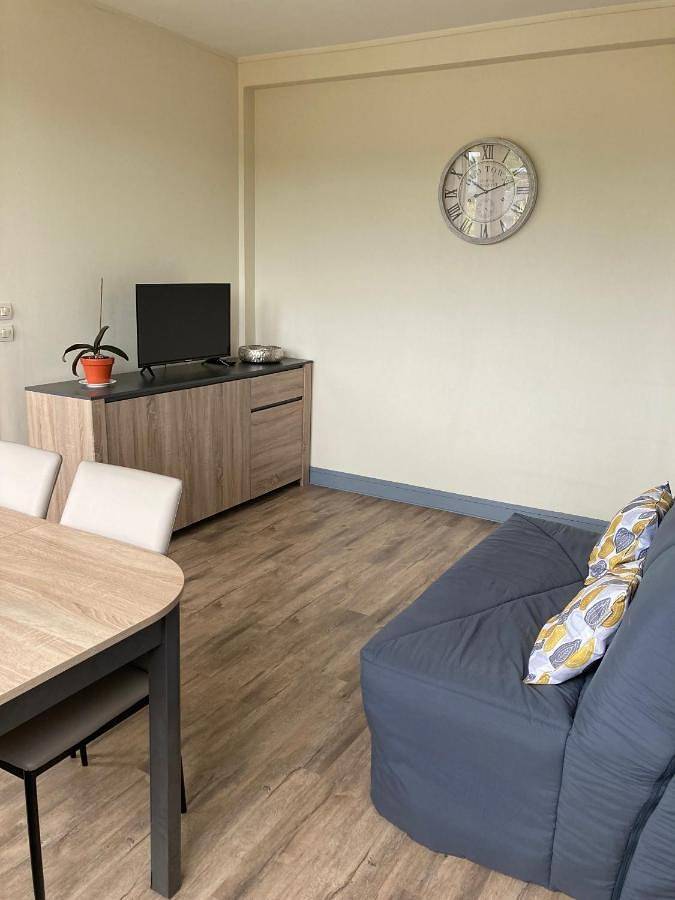 Appartement entier, Apartment with Balcony in Vire Normandie, Région de Vire