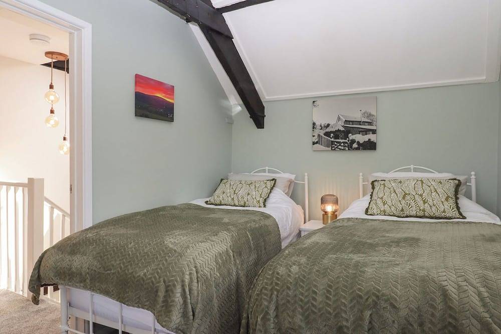 Ash Cottage, family friendly, character holiday cottage in Chagford in Chagford, Dartmoor National Park