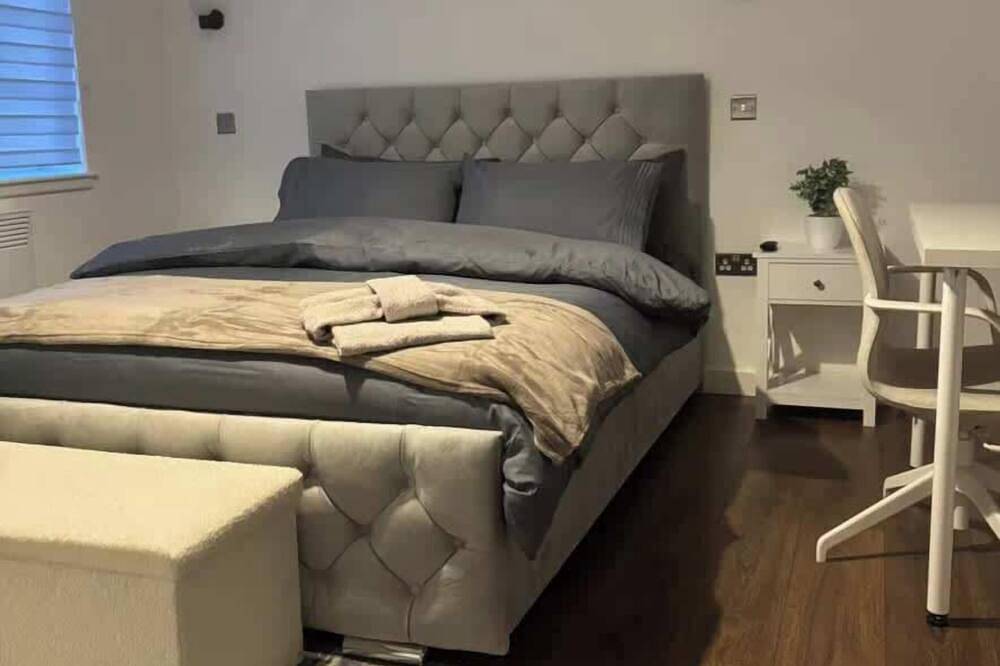 Entire apartment, Apartment in Buckinghamshire with Secured Parking in Aylesbury, Buckinghamshire