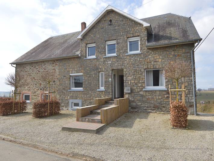 Gîte pour 9 personnes, avec Terrasse ainsi que Jardin et Vue sur le lac à Amblève