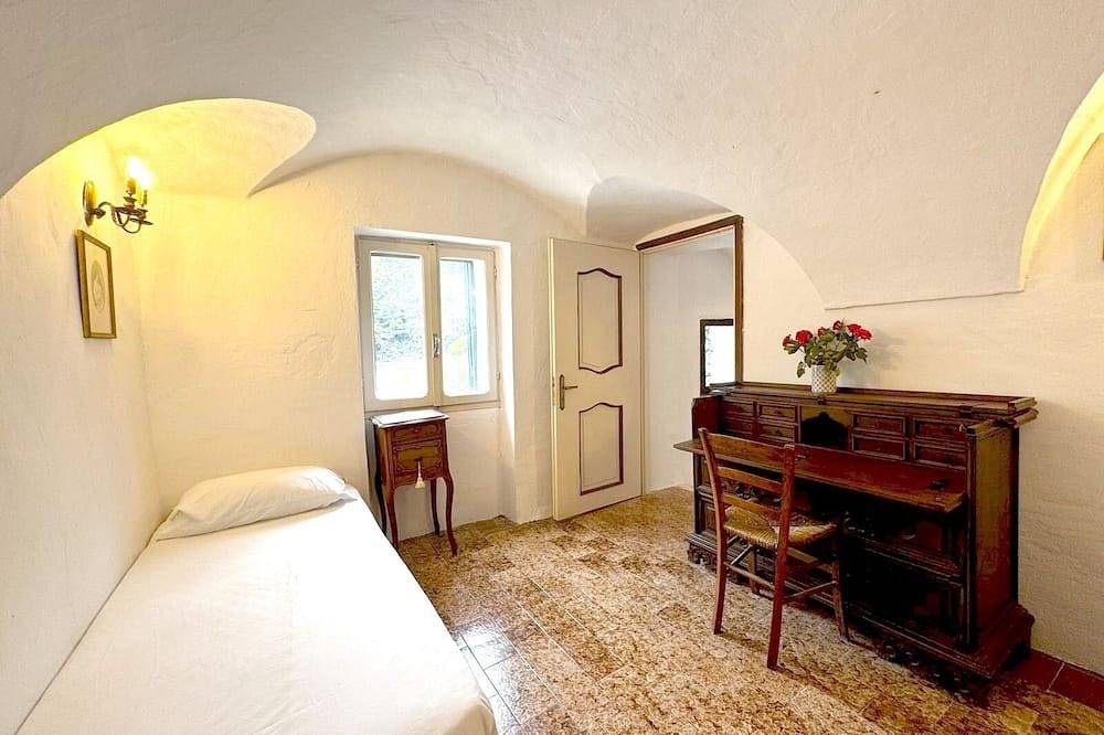 Apartamento entero, Apartment in the 14th century castle walls Vaulted ceilings Romantic Sleeps 3 in Isolabona, Alpes Ligures