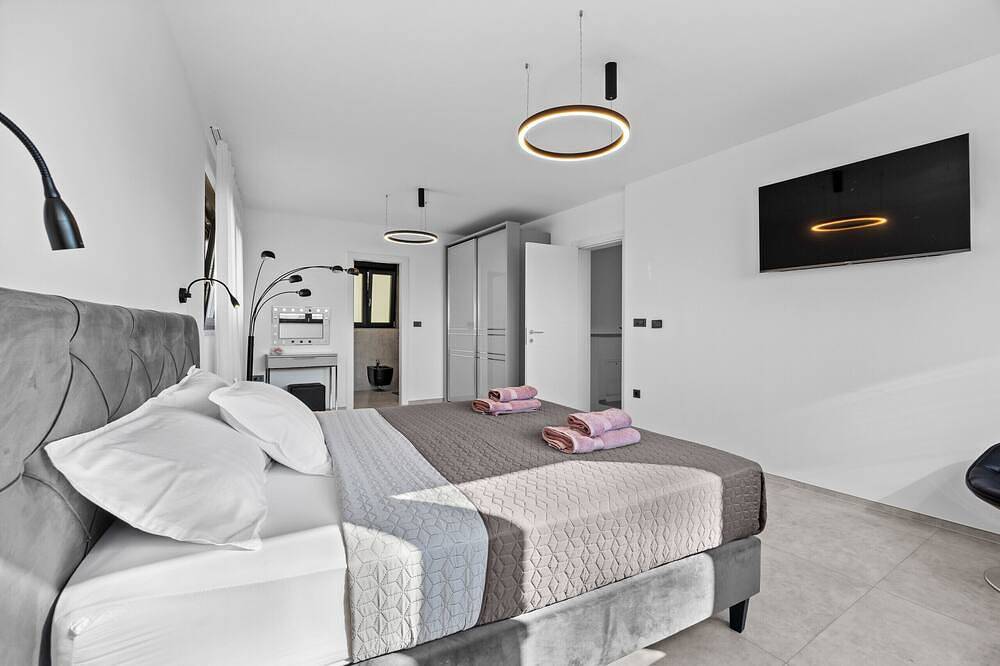 Villa Palatium Iii in Fažana for 8 people only 200 meters from the sea with sauna & indoor-outside heated pool in Fažana (Kroatische Adria), Fazana