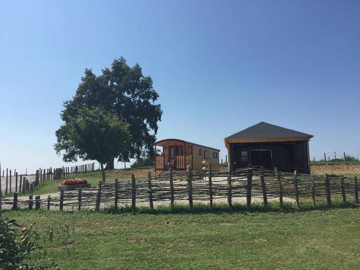 Gîte pour 4 personnes, avec terrasse ainsi que vue et jardin à Chissey-sur-Loue