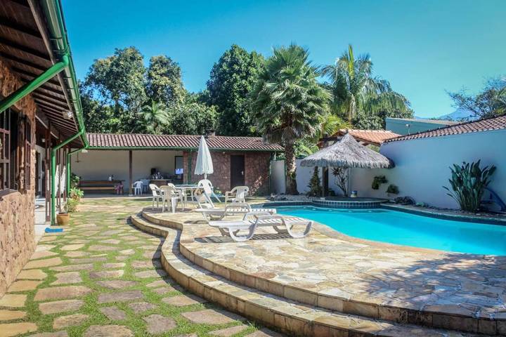 Casas e apartamentos de temporada para 12 pessoas, com piscina e vista e ainda jardim em Bertioga