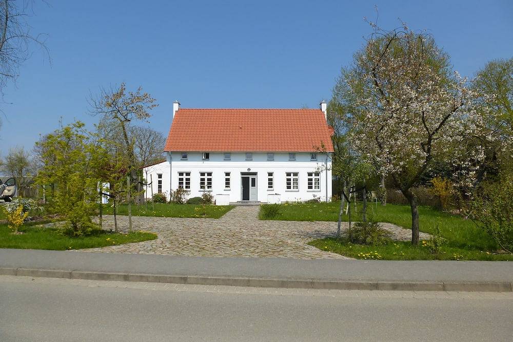Traumhaftes Luxushaus in der Nähe des Strandes in einem großem schönen Garten in Brook, Kalkhorst