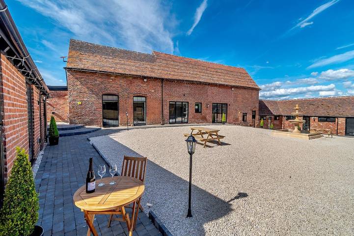 Cottage for 8 people, with hot tub and garden - 1