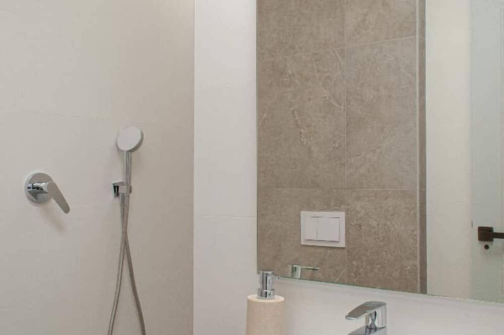 Apartamento entero, Moderno Piso de 2 Dormitorios con Balcón in El Barrio, Alicante