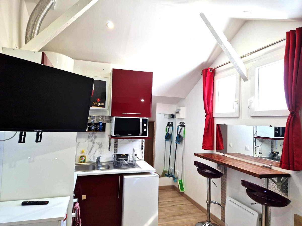 Appartement entier, 08 - Joli studio avec clim et tout équipé pour 2 personnes, lit double, parking privatif gratuit, grand fourgon possible, tout le linge de maison est fourni in Razac-sur-l'Isle, Périgord Blanc