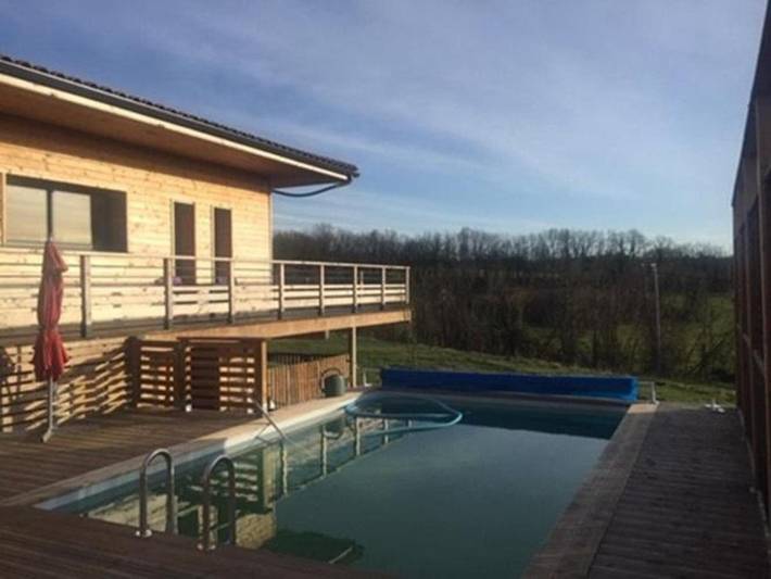 Location de vacances pour 6 personnes, avec piscine ainsi que jardin et terrasse à Veyrines-de-Vergt