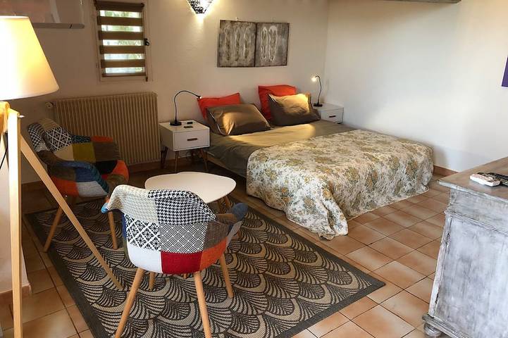 Gîte pour 2 personnes, avec piscine ainsi que jardin et terrasse, animaux acceptés à Roussillon - 2
