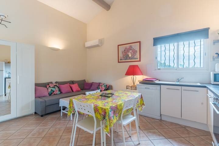 Entire apartment, Apartment 'Havre De Paix' with Shared Pool, Wi-Fi and Air Conditioning in Salon-de-Provence, Mediterranean Coast (France)