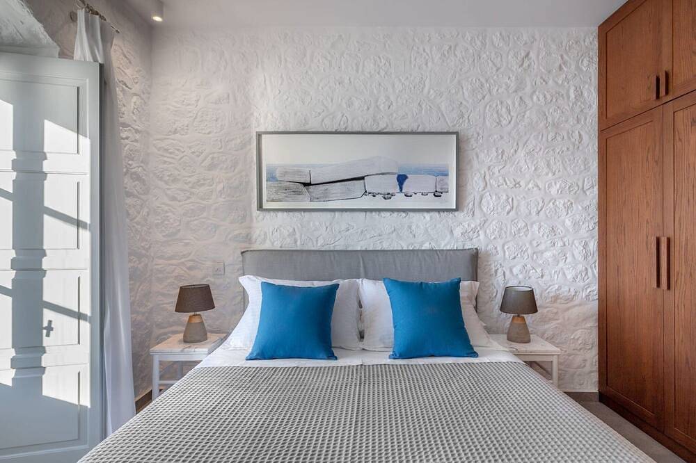Beachfront Villa Ondyrelis, Divine Sea Views, Furnished Terrace, Hydra in Hydra