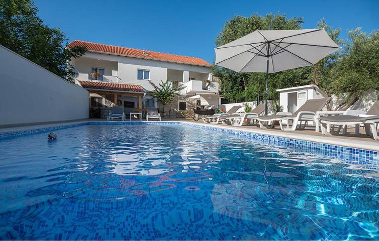 Geräumige 150 m² große Wohnung mit Pool, WLAN und Terrasse in Küstennähe in Pridraga, Zadar