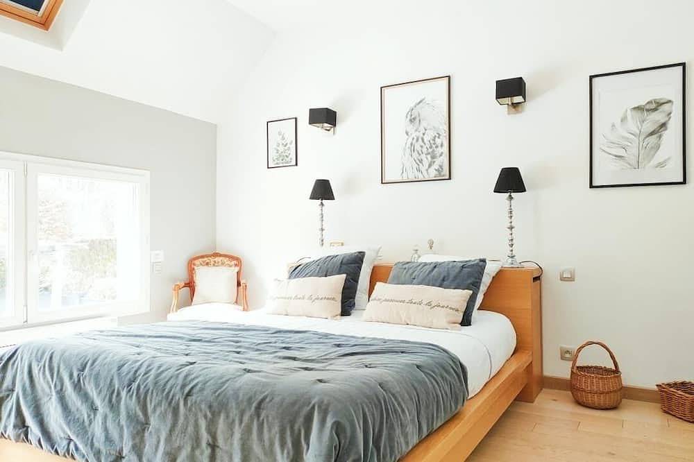 Charming villa with summer-heated pool in the heart of the Kings' Valley in Chambray-lès-Tours, Tours region