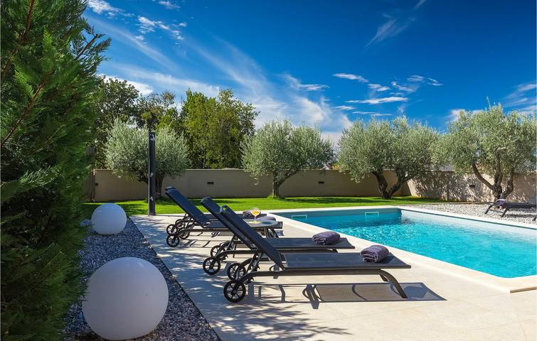 Geräumige 150 m² große Wohnung mit Pool, WLAN und in der Nähe von Sehenswürdigkeiten in Vabriga, Tar-Vabriga