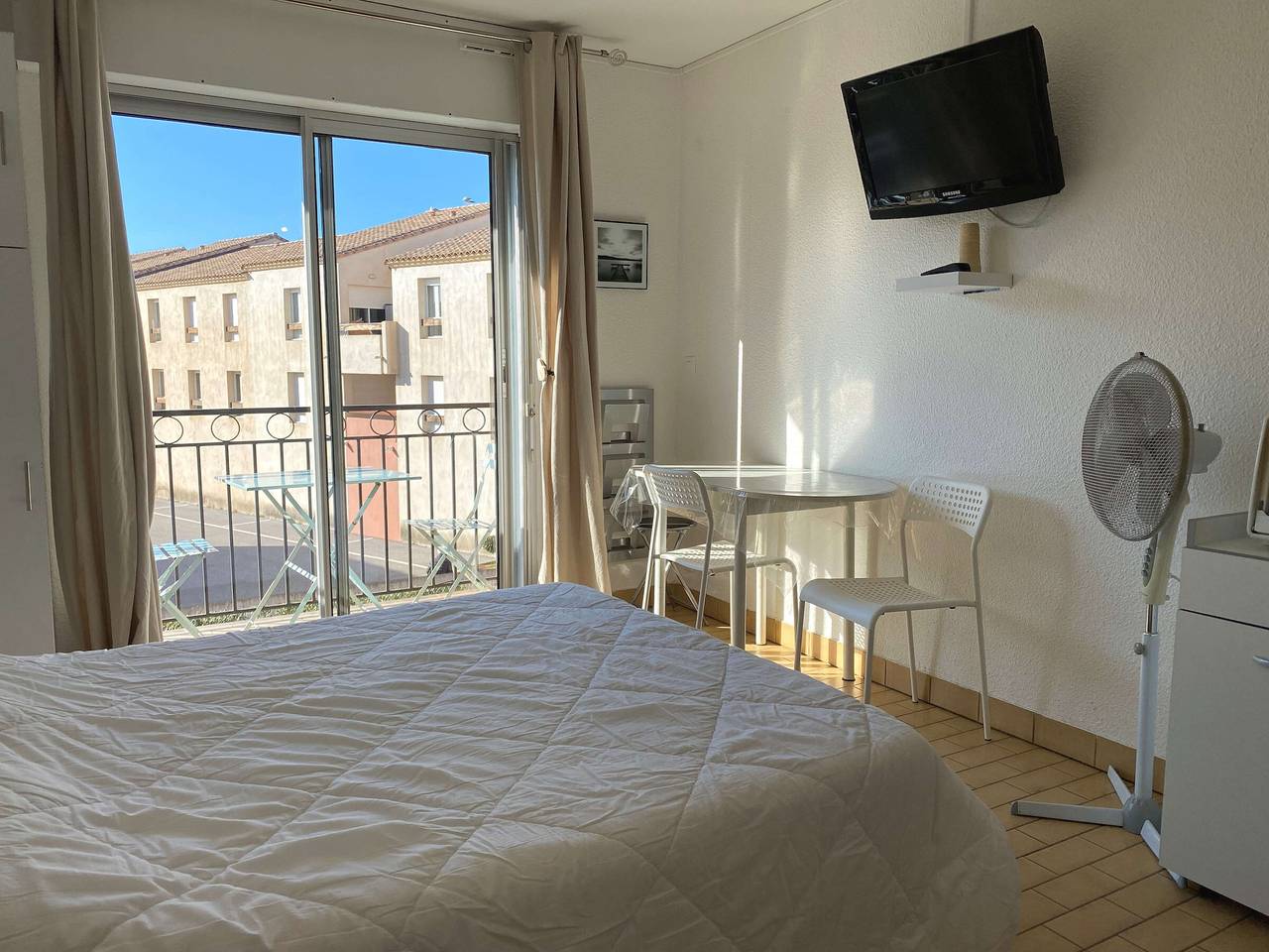 Entire studio, Modern Studio with Ac, Balcony, Parking & Wifi in Balaruc-les-Bains in Balaruc-les-Bains, Côte d'Améthyste