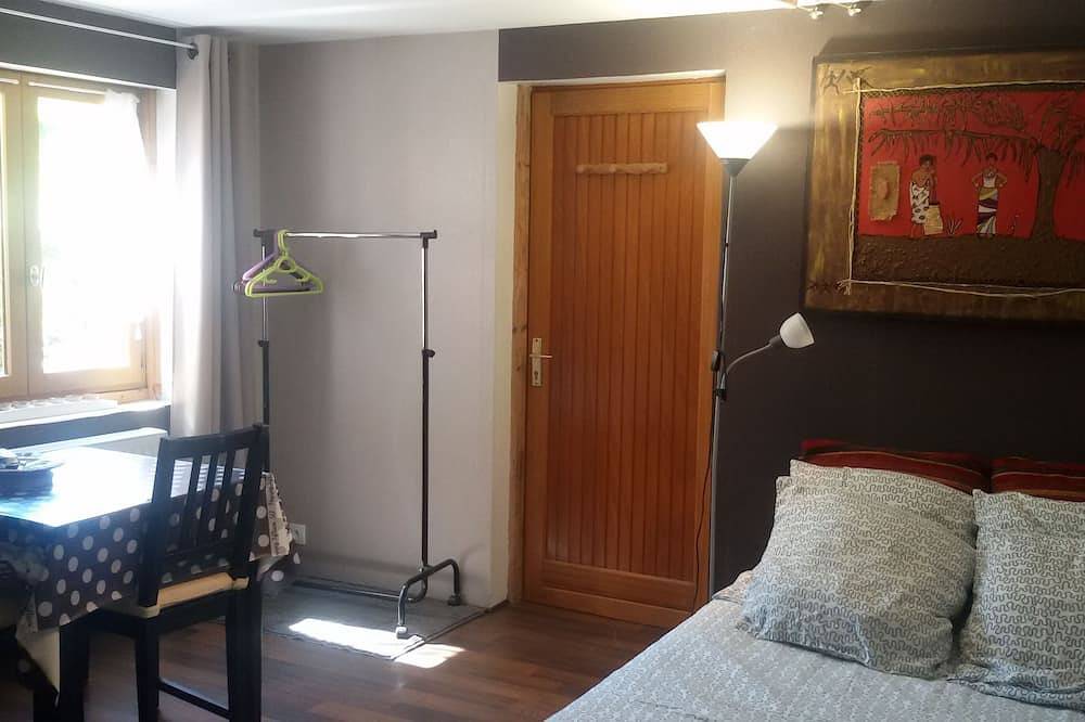 Sur les hauteurs de Voreppe, studio indépendant dans maison, randonnée. in Voreppe, Isère