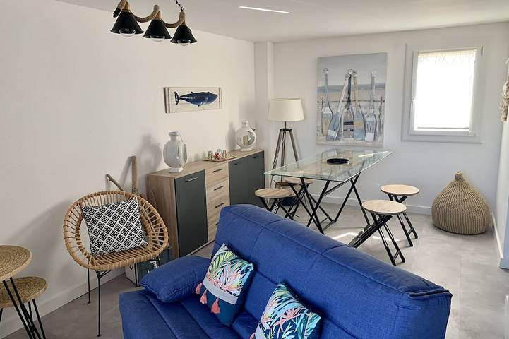 Entire apartment, Front de mer Apt 4/6 Pers Pieds Dans L'eau Climatisé in Cap d'Agde, Agde