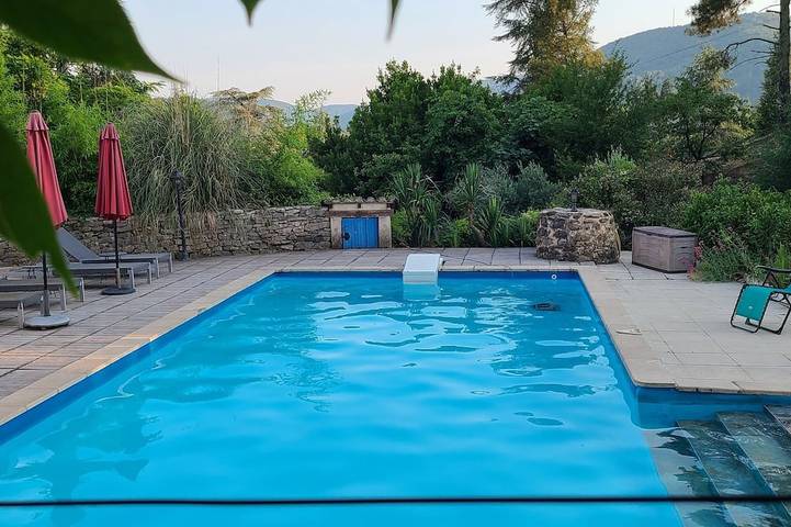 Gîte pour 4 personnes, avec piscine ainsi que jardin et terrasse, animaux acceptés à Gagnières
