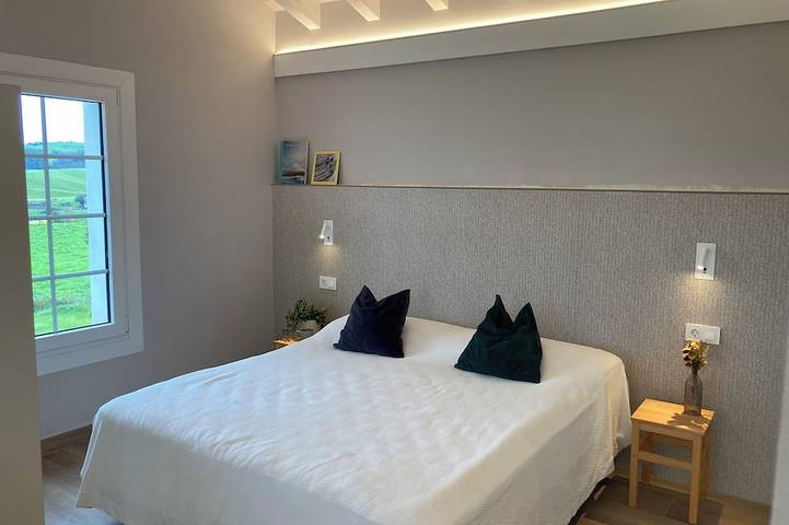 Appartement entier, \"Los Locos\" - Cozy studio with mountain view & surf camp connection in Playa de Oyambre (Valdáliga), San Vicente de la Barquera