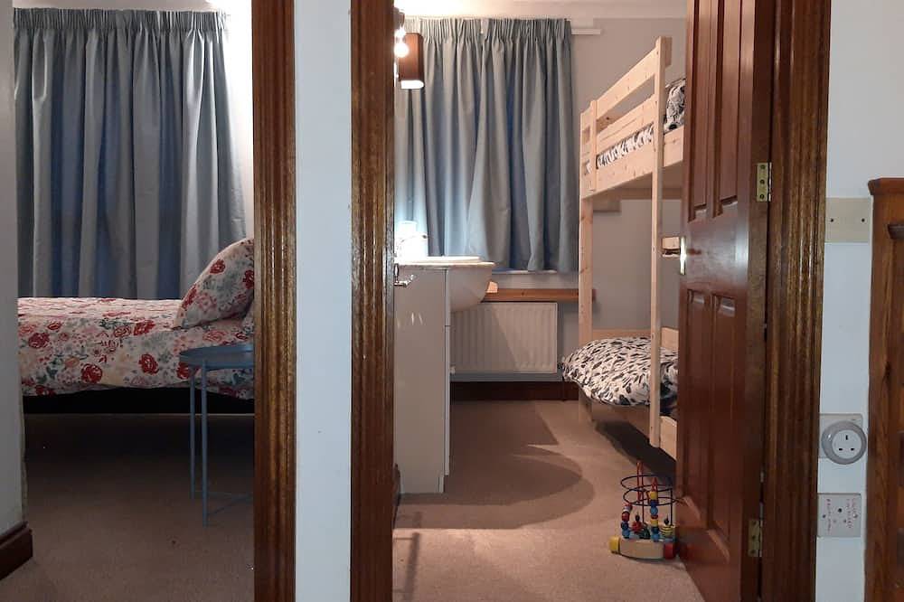 Cozy house, 3 bedrooms with private parking, wifi. in Norwich, Norfolk