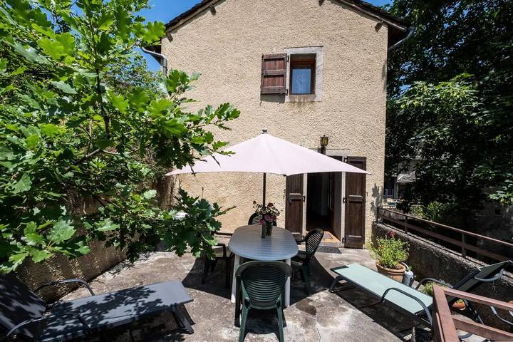 Gîte pour 4 personnes, avec Balcon ainsi que Terrasse et Piscine à Ispagnac