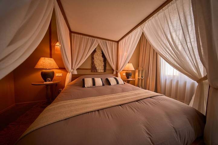 Appartement entier, Suite Bahia • Jacuzzi privé & climatisation au cœur du centre ville de Cognac in Cognac, Charente