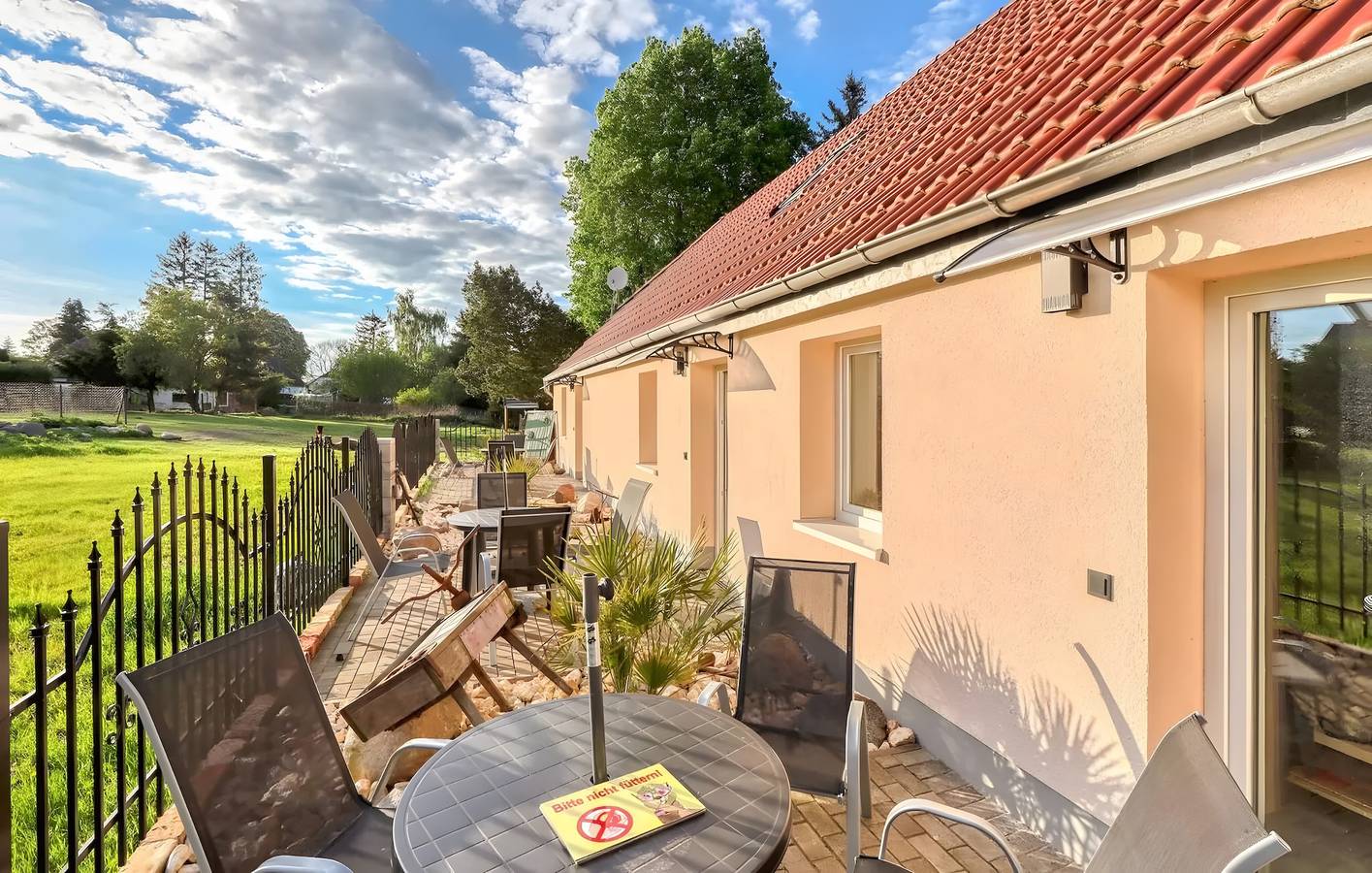 Ganze Wohnung, Ferienwohnung '1' mit privater Terrasse, privatem Garten und Wi-Fi in Schmatzin, Vorpommern Greifswald