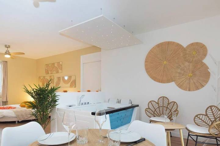 Location de vacances pour 2 personnes, avec Terrasse et Piscine à Gillonnay