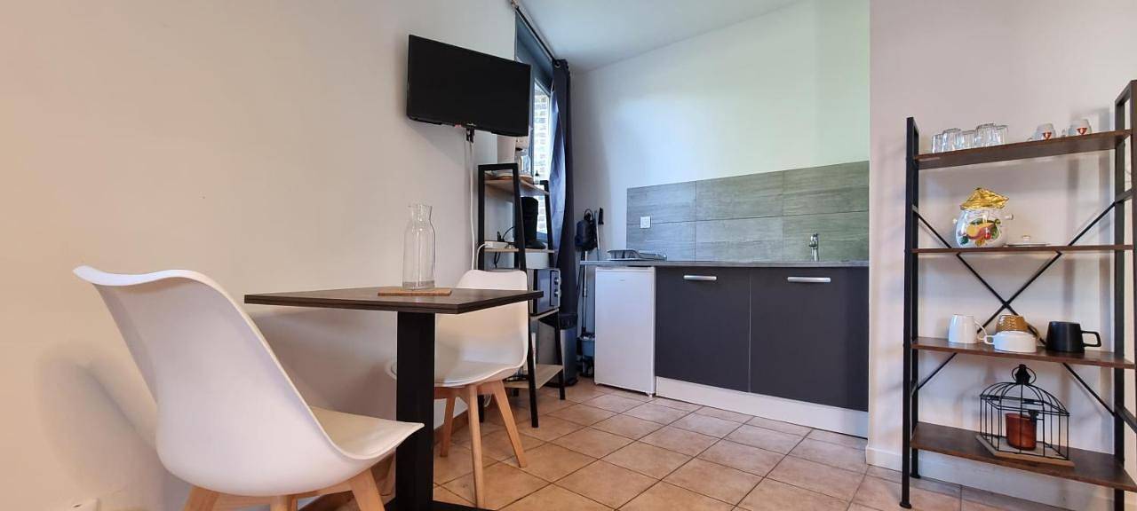 Appartement entier, Rose rdc parking sécurisé rénové proc cité congrès cocon cosy 27m2 in Anzin, Région de Valenciennes
