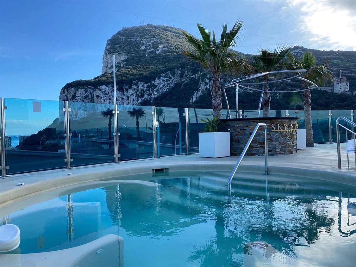 Appartement entier, Urban Oasis at Luxurious Ocean Village in Costa de la Luz