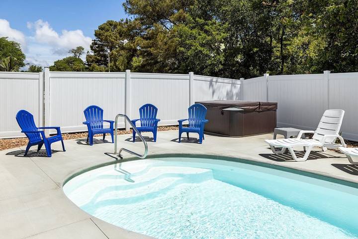 Vacation rental for 13 people, with balcony and pool as well as hot tub, with pets in Emerald Isle