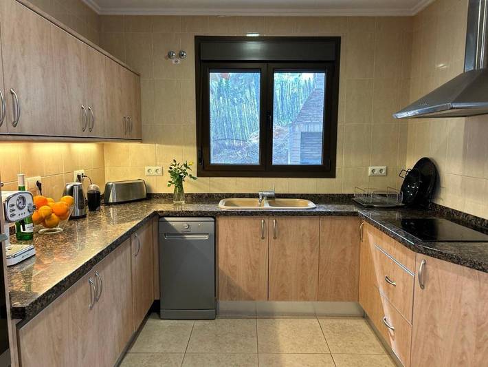 Casa rural para 6 personas, con piscina además de terraza y vistas, Se admiten mascotas en Ador - 2