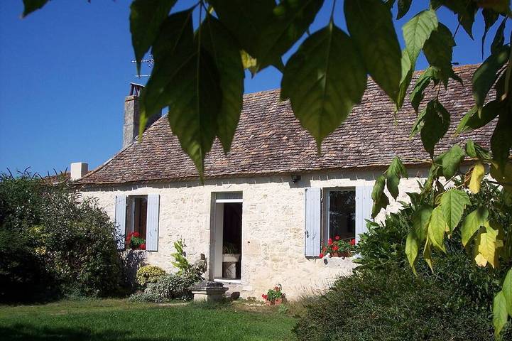 Location de vacances pour 6 personnes, avec terrasse ainsi que piscine et jardin à Saint-Rémy (Dordogne)