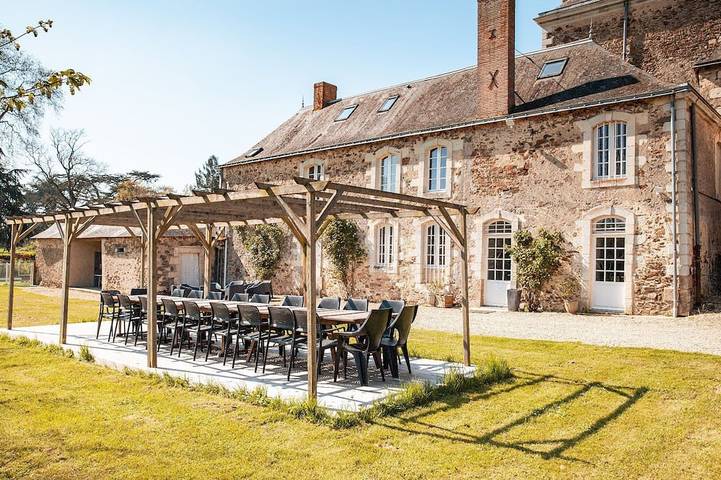 Location de vacances pour 20 personnes, avec Terrasse et Jardin à Longuefuye