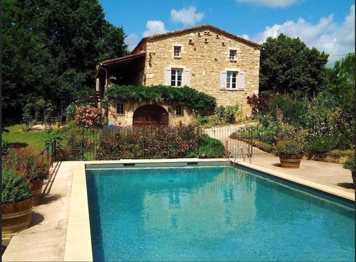 Gîte pour 4 personnes, avec piscine à Puy-l'Évêque