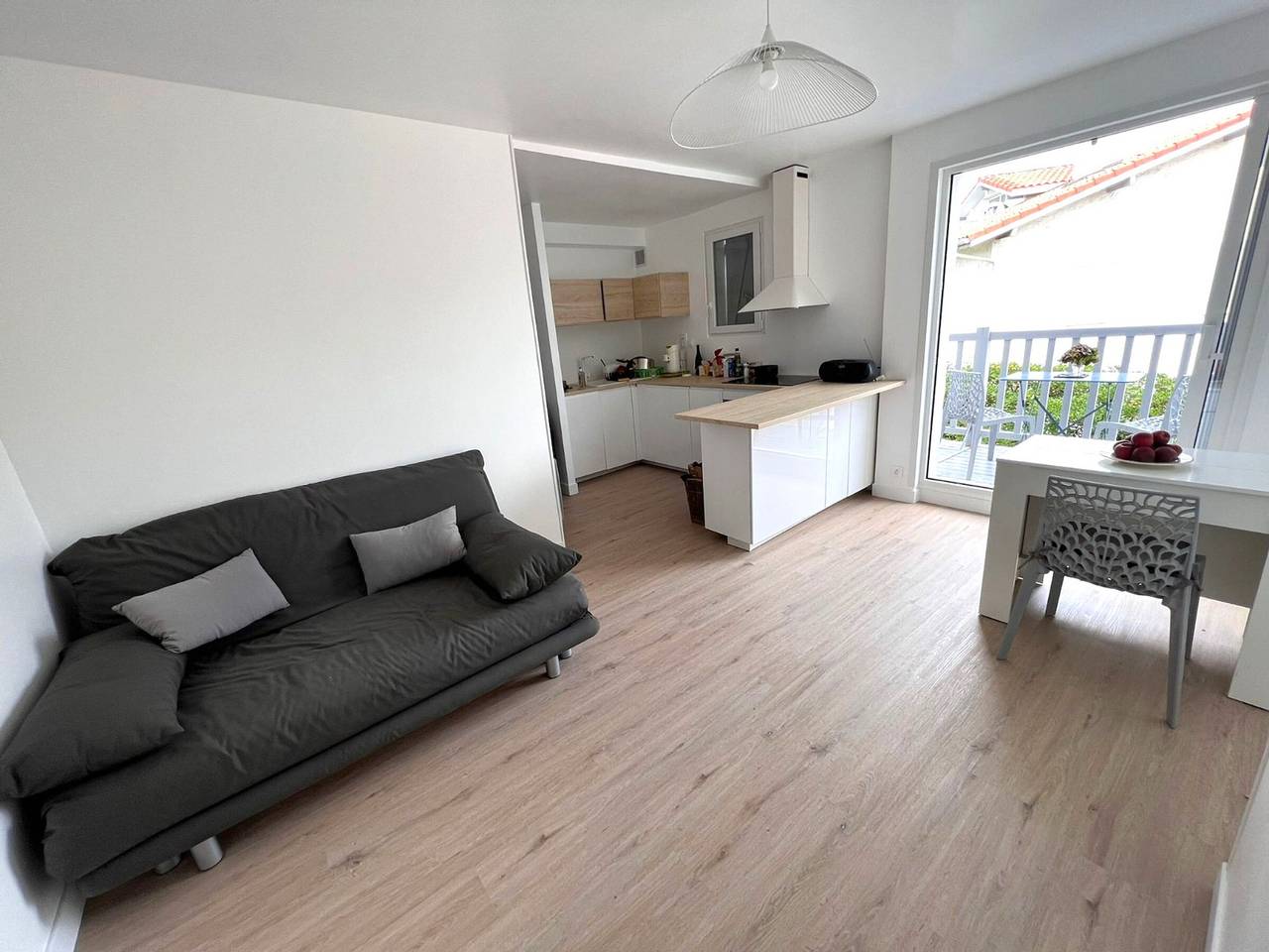 Entire apartment, Charming Renovated 1Br Apartment with Balcony & Parking, Steps from Capbreton Beaches in Capbreton, Côte d’Argent