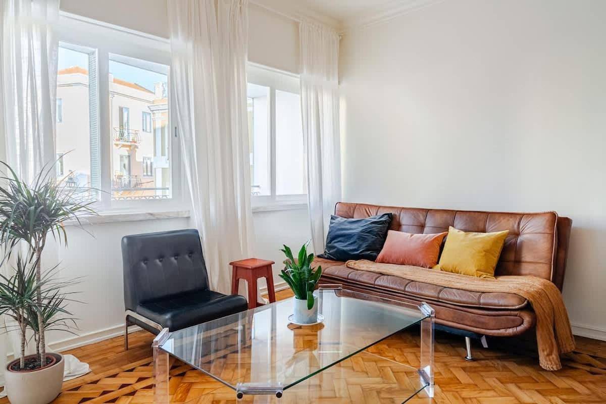 Apartamento inteiro, Big Studio apartment with a terrace in Almada, Halbinsel von Setúbal