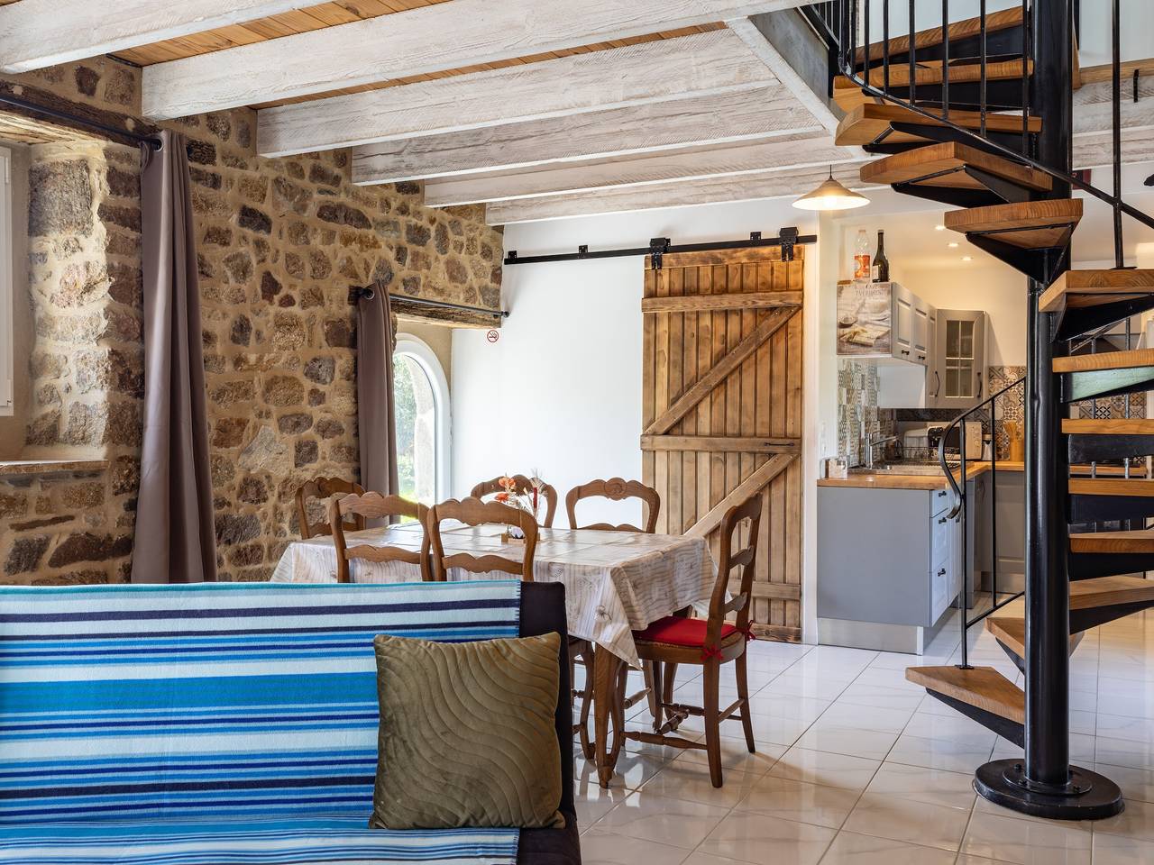 Maison Vintage de Kerlipot avec terrasse privée, jardin partagé et Wi-Fi à Ploubezre in Ploubezre, Ceinture Dorée