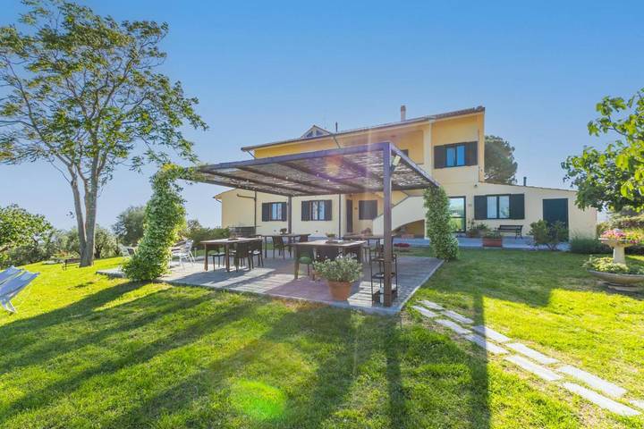 Agriturismo per 4 persone, con giardino e panorama a Rosignano Marittimo