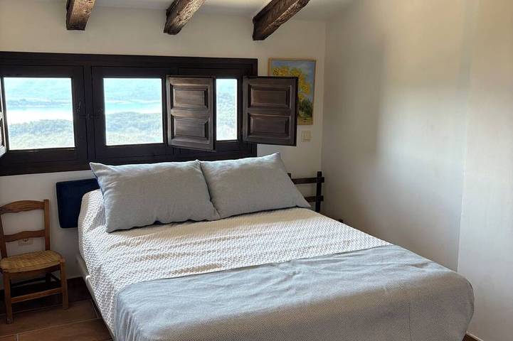 Breathtaking Reservoir Views & Private Cave | 6-Bedroom Retreat Near Madrid in Alocén, Alcarría Alta