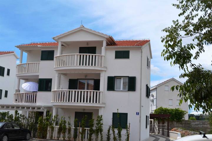 Ganze Wohnung, Family-Friendly Apartment Dario S. Walk to Beach, Srima in Srima, Šibenik-Knin