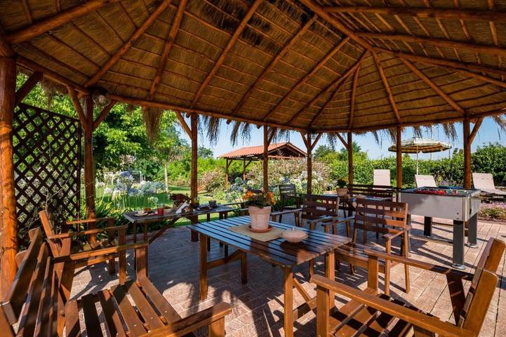Ferienwohnung für 4 Personen, mit Balkon und Terrasse sowie Garten und Seeblick in Sabaudia