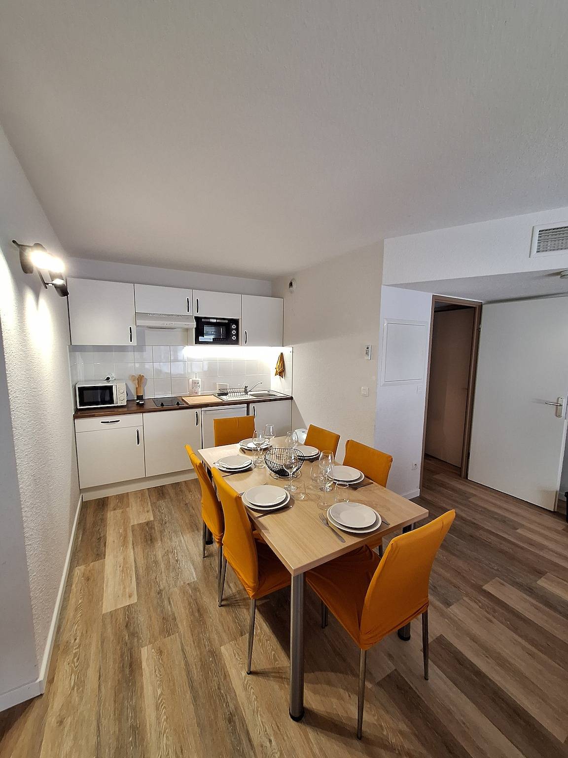 Apartamento entero, Apartamento 'Appartement T3' con Piscina Compartida y Aire Acondicionado in Vernet-les-Bains, Parque Natural Regional de los Pirineos Catalanes