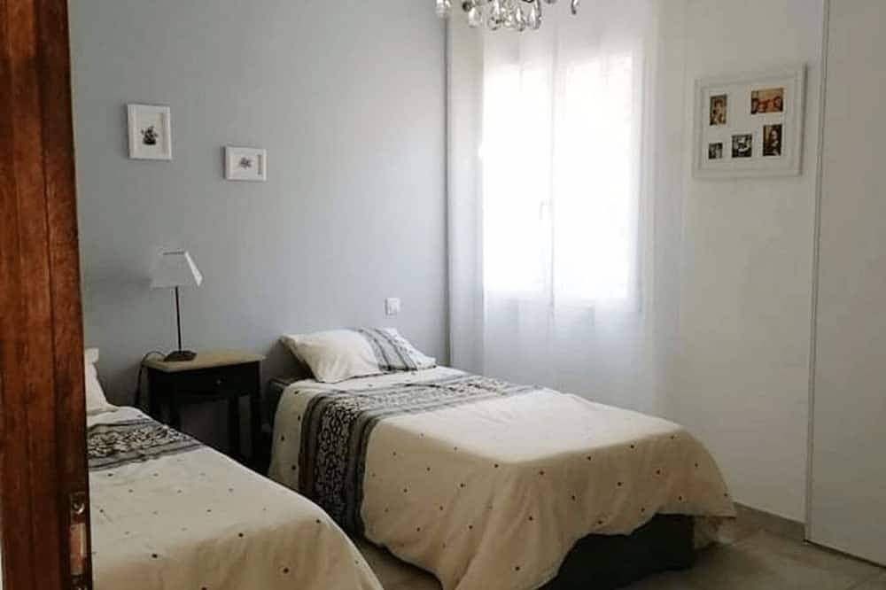 Very pretty villa of 140 M2 on raised and closed ground with swimming pool, calm in Manosque, Parc naturel régional du Luberon