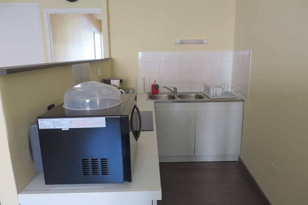4 to 6 berth accommodation 10 mi walk from the lake in Clairvaux-les-Lacs, Jura