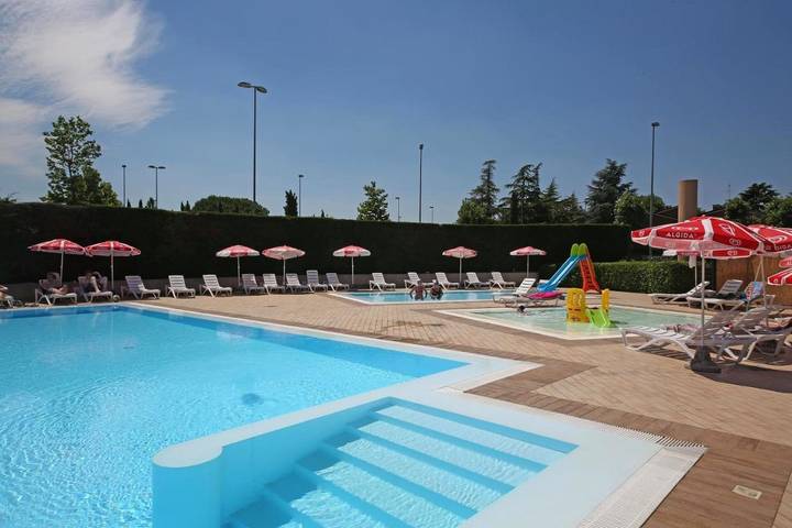 Bungalow für 5 Personen, mit Pool und Garten sowie Balkon in Sirmione - 4