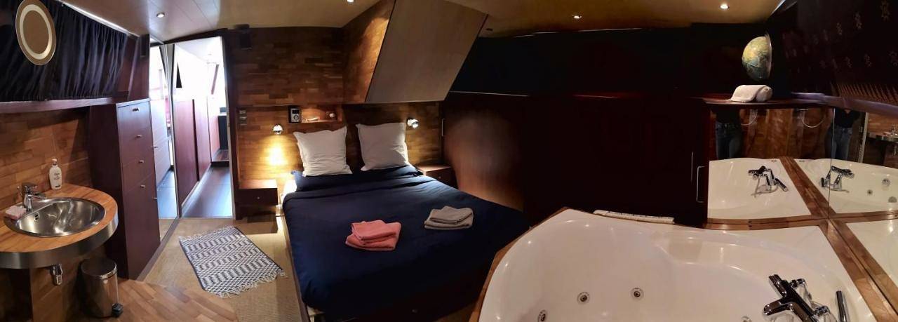 Bateau pour 2 personnes, avec Jacuzzi et Terrasse ainsi que Vue sur le lac et Vue dans 