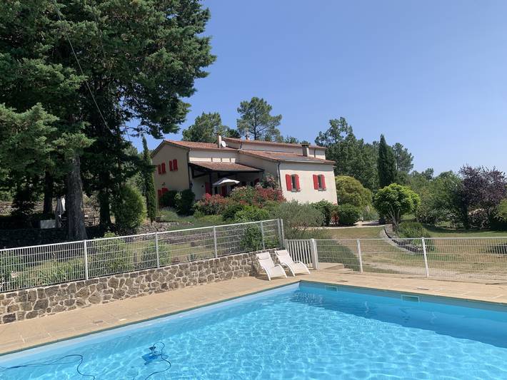 Gîte pour 6 personnes, avec piscine à Chassiers