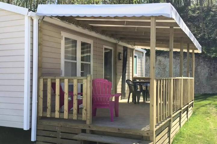 Camping pour 4 personnes, avec terrasse et piscine, animaux acceptés